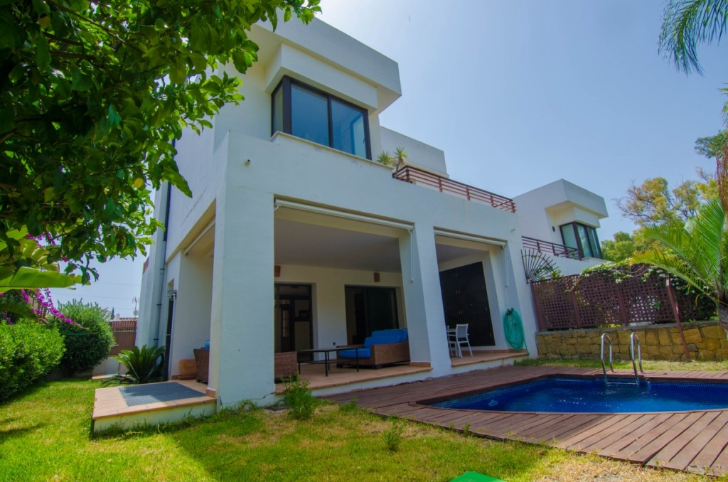 Villa for sale in Benalmádena