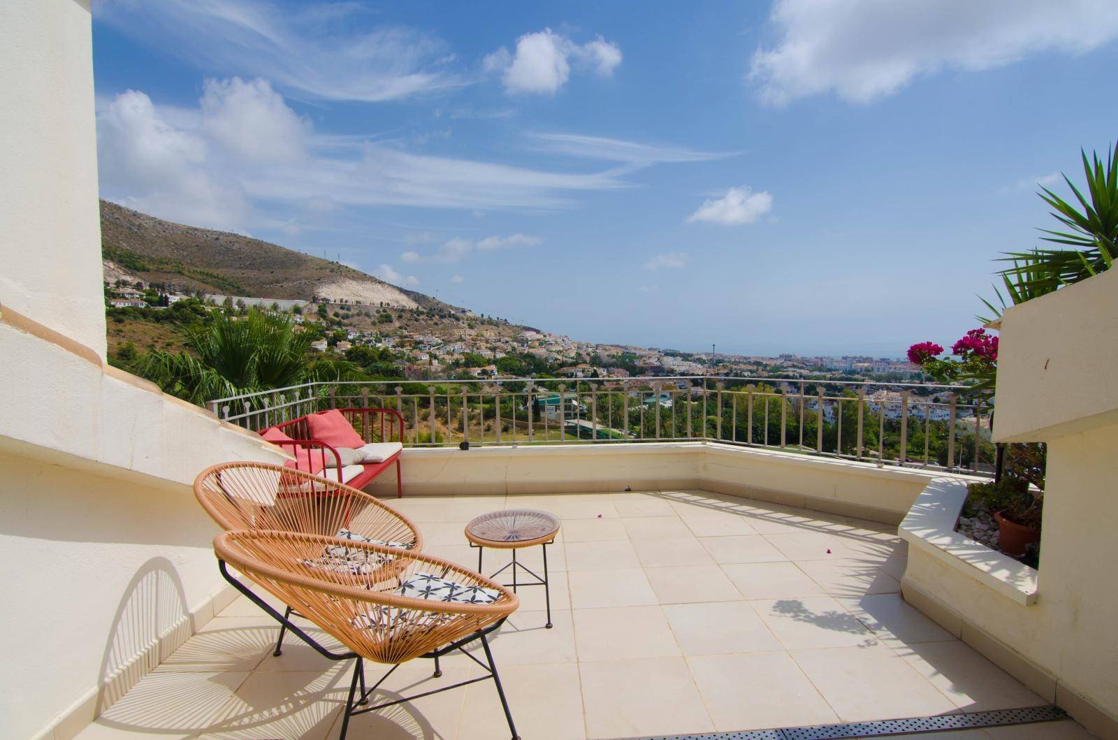 GRAN ATICO COMPLETAMENTE RENOVADO CON BONITAS VISTAS AL MAR Y MONTAÑA