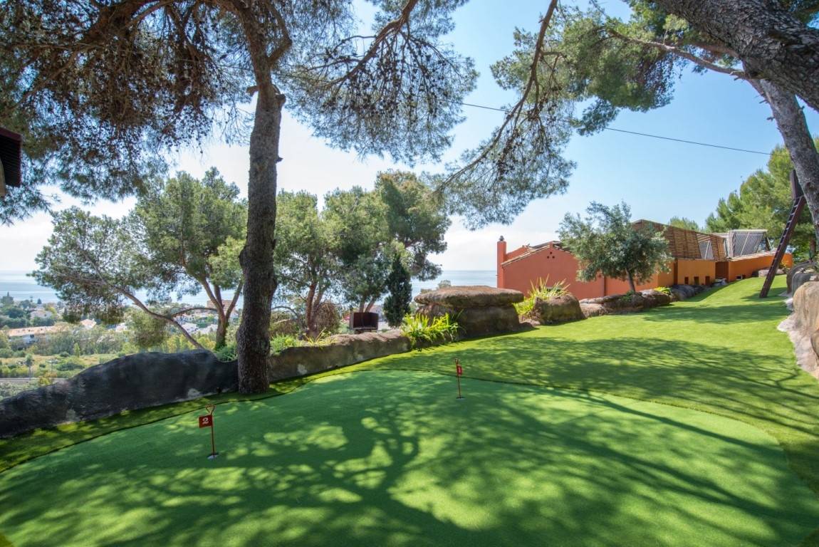 ESPECATUCULAR VILLA EN BENALMADENA CON VISTAS PANORAMICAS AL MAR Y MONTAÑA 