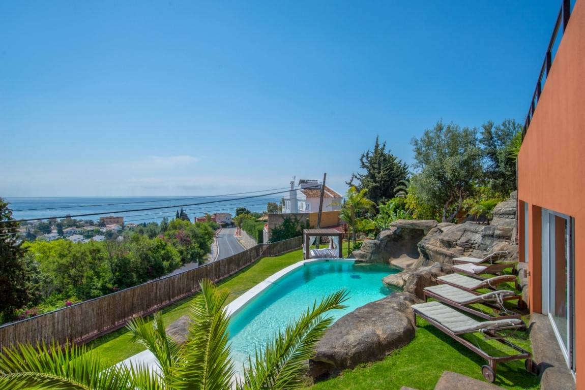 ESPECATUCULAR VILLA EN BENALMADENA CON VISTAS PANORAMICAS AL MAR Y MONTAÑA 