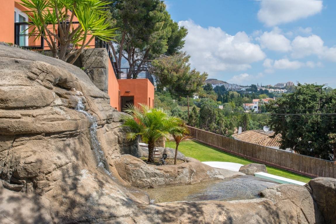 ESPECATUCULAR VILLA EN BENALMADENA CON VISTAS PANORAMICAS AL MAR Y MONTAÑA 