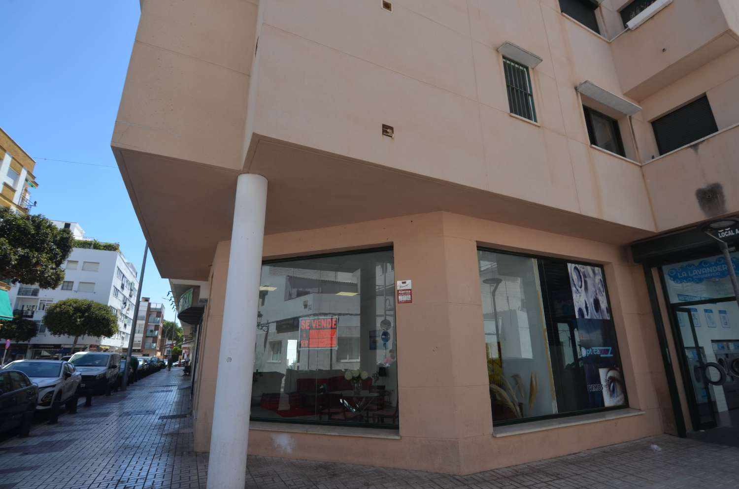 Fantastico local en esquina en zona Calvario torremolinos