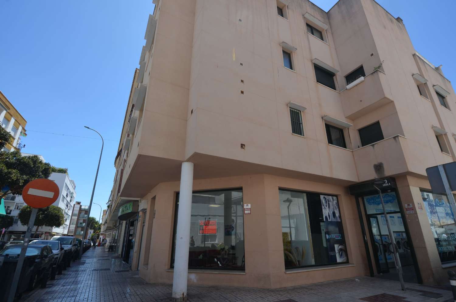 Fantastico local en esquina en zona Calvario torremolinos
