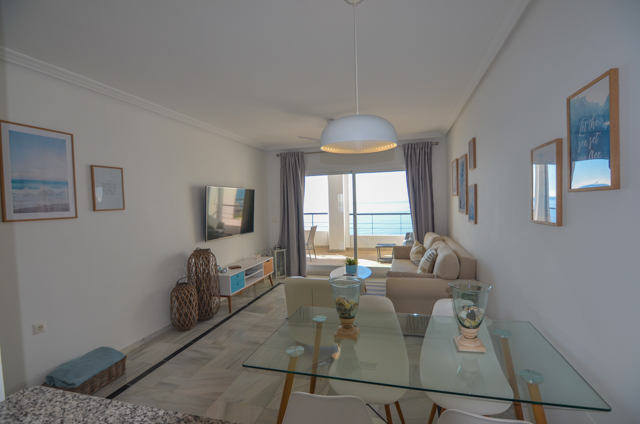 APARTAMENTO COMPLETAMENTE REFORMADO EN PRIMERA LINEA DE PLAYA