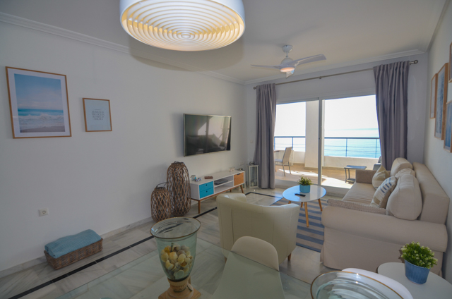 APARTAMENTO COMPLETAMENTE REFORMADO EN PRIMERA LINEA DE PLAYA