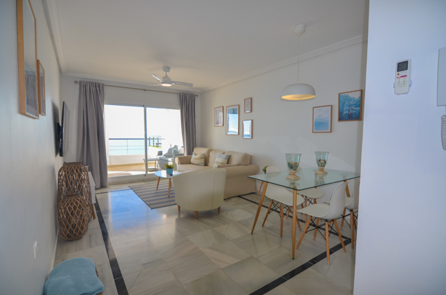 APARTAMENTO COMPLETAMENTE REFORMADO EN PRIMERA LINEA DE PLAYA