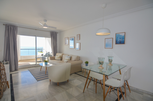 APARTAMENTO COMPLETAMENTE REFORMADO EN PRIMERA LINEA DE PLAYA