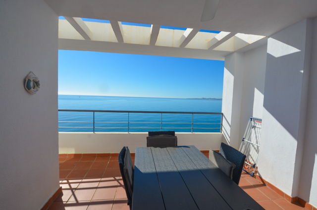 APARTAMENTO EN PRIMERA LINEA DE PLAYA DE BENALMADENA