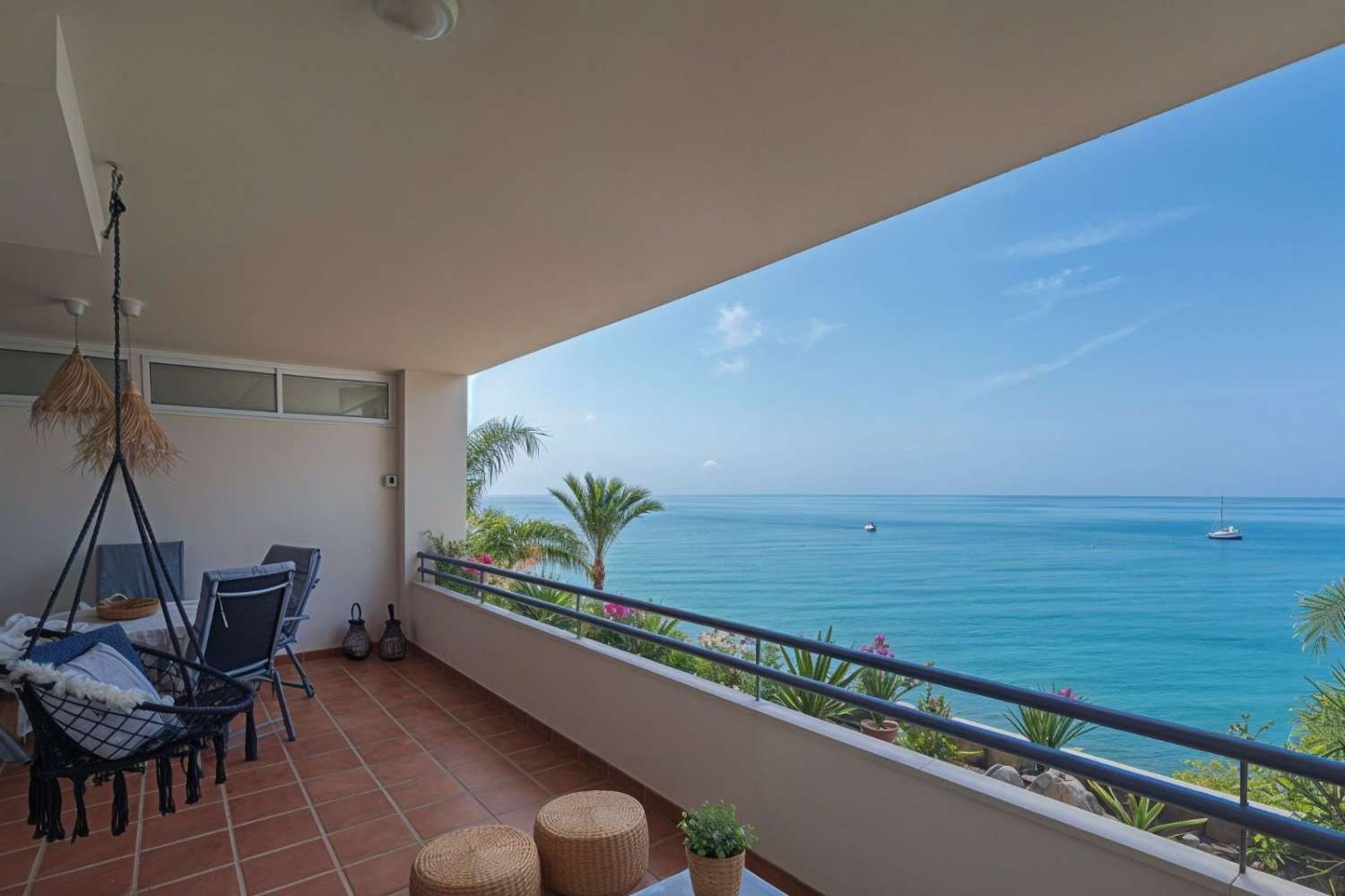 APARTAMENTO EN PRIMERA LINEA DE PLAYA DE BENALMADENA COSTA