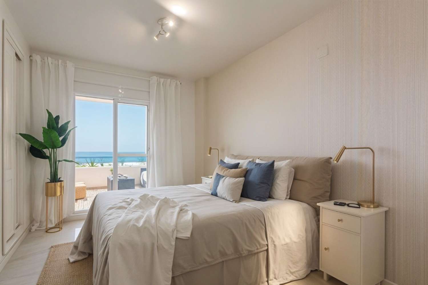 APARTAMENTO EN PRIMERA LINEA DE PLAYA DE BENALMADENA COSTA