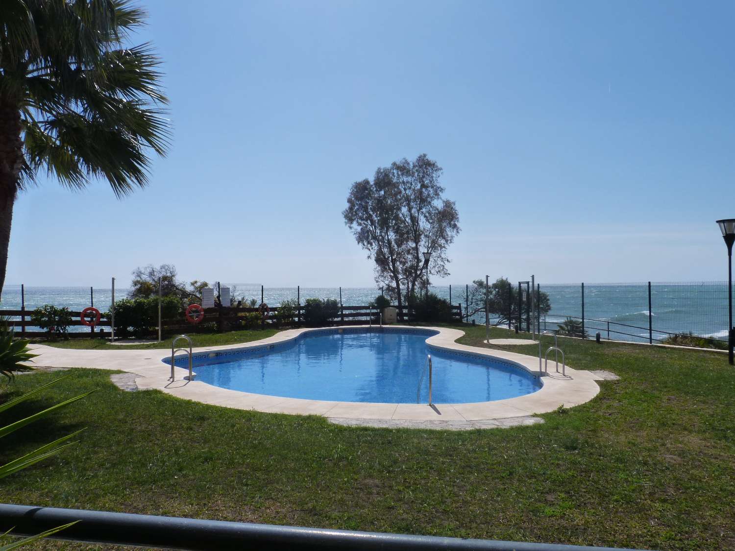 APARTAMENTO EN PRIMERA LINEA DE PLAYA DE BENALMADENA COSTA