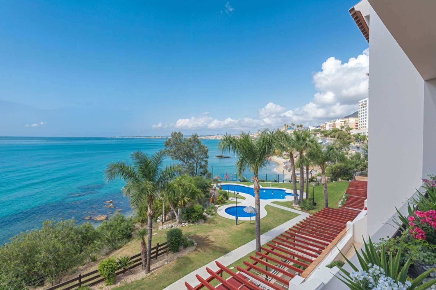 APARTAMENTO EN PRIMERA LINEA DE PLAYA DE BENALMADENA COSTA