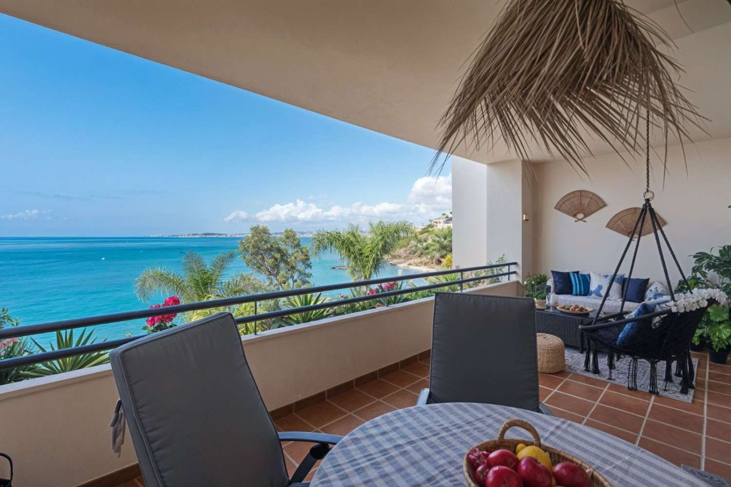 APARTAMENTO EN PRIMERA LINEA DE PLAYA DE BENALMADENA COSTA