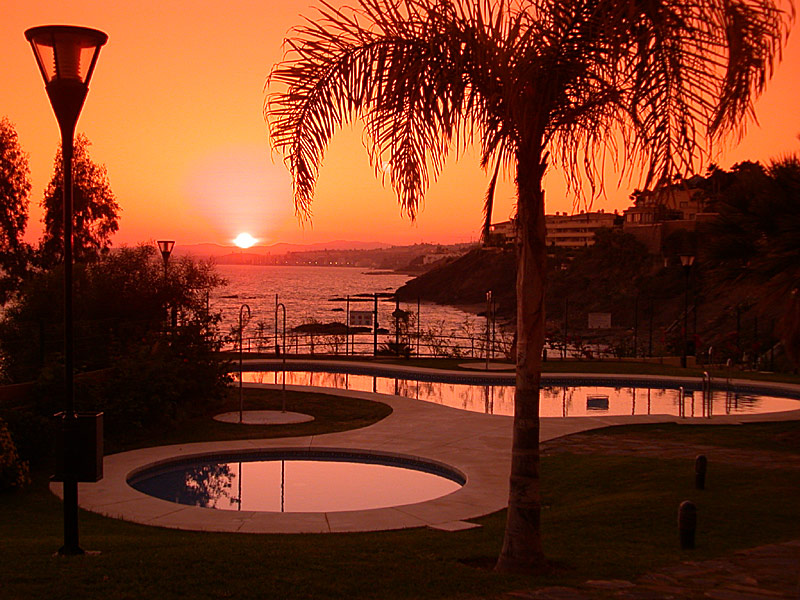 APARTAMENTO EN PRIMERA LINEA DE PLAYA DE BENALMADENA COSTA