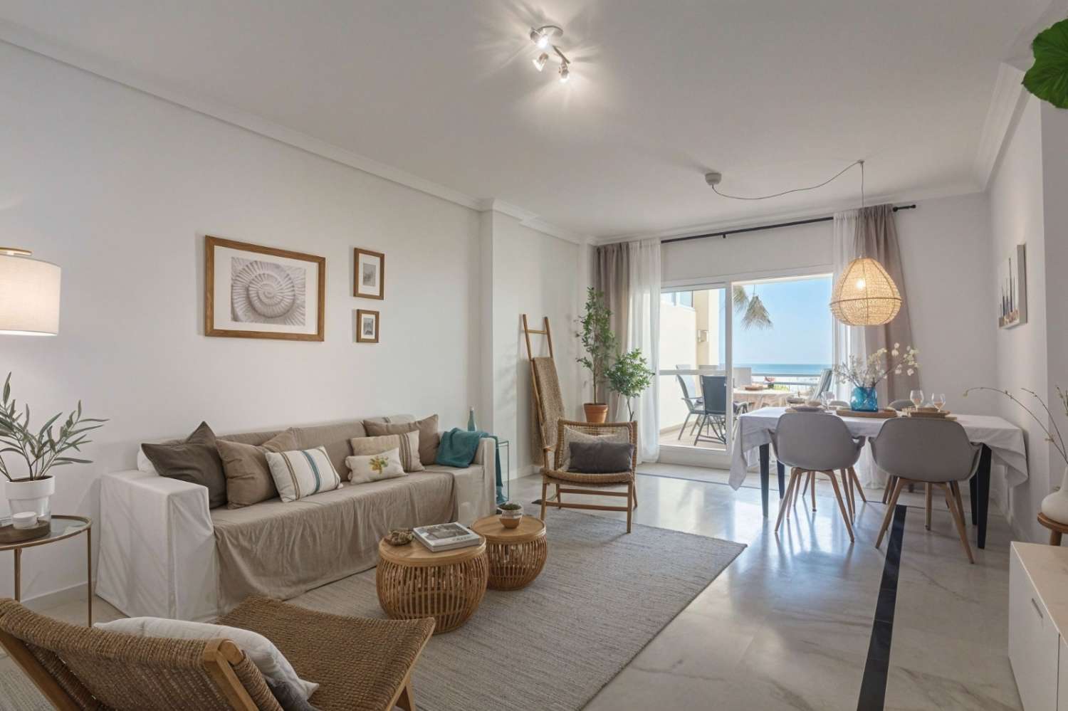 APARTAMENTO EN PRIMERA LINEA DE PLAYA DE BENALMADENA COSTA