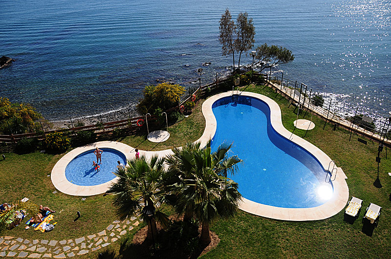 APARTAMENTO EN PRIMERA LINEA DE PLAYA DE BENALMADENA COSTA