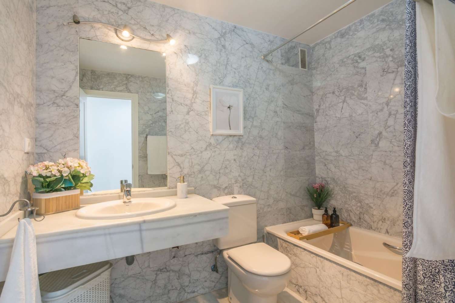 APARTAMENTO EN PRIMERA LINEA DE PLAYA DE BENALMADENA COSTA