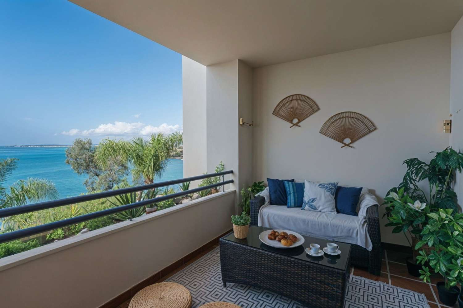 APARTAMENTO EN PRIMERA LINEA DE PLAYA DE BENALMADENA COSTA