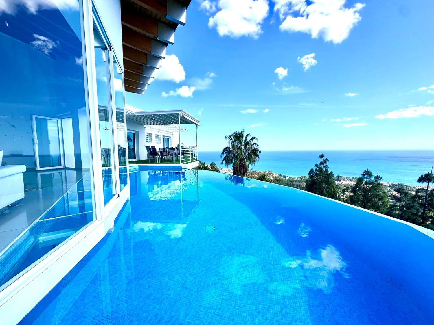 VILLA MODERNA CON PROBABLEMENTE LAS MEJORES VISTAS AL MAR Y MONTAÑA DE LA COSTA DEL SOL