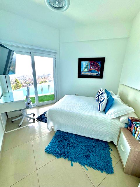 VILLA MODERNA CON PROBABLEMENTE LAS MEJORES VISTAS AL MAR Y MONTAÑA DE LA COSTA DEL SOL