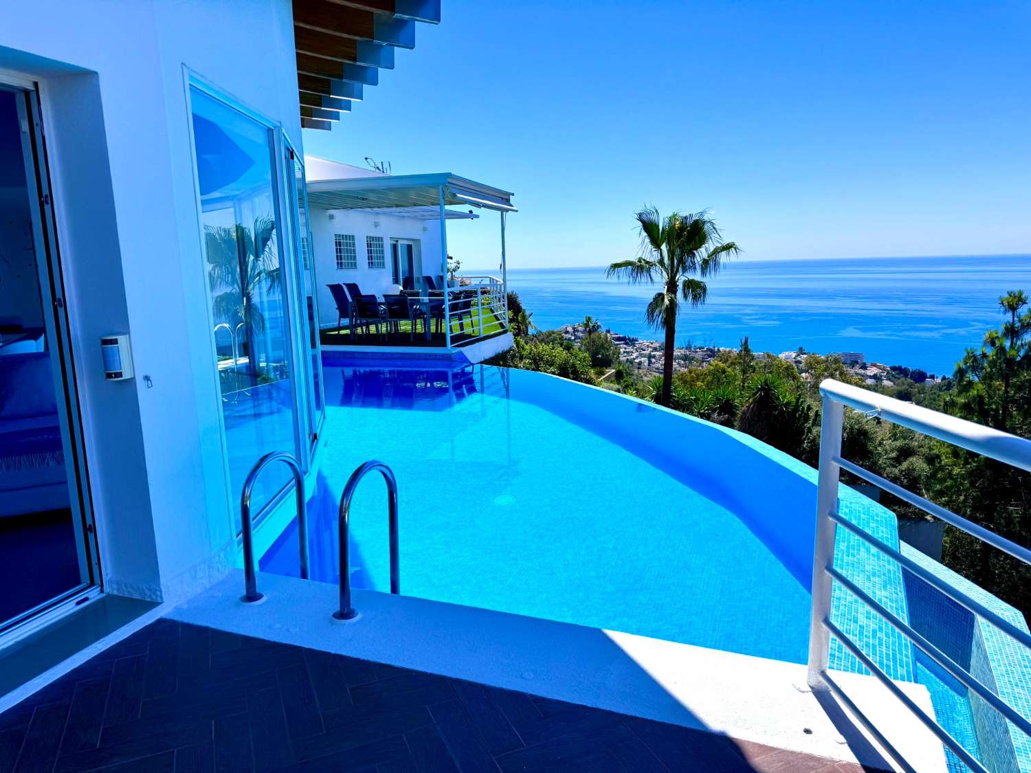 VILLA MODERNA CON PROBABLEMENTE LAS MEJORES VISTAS AL MAR Y MONTAÑA DE LA COSTA DEL SOL