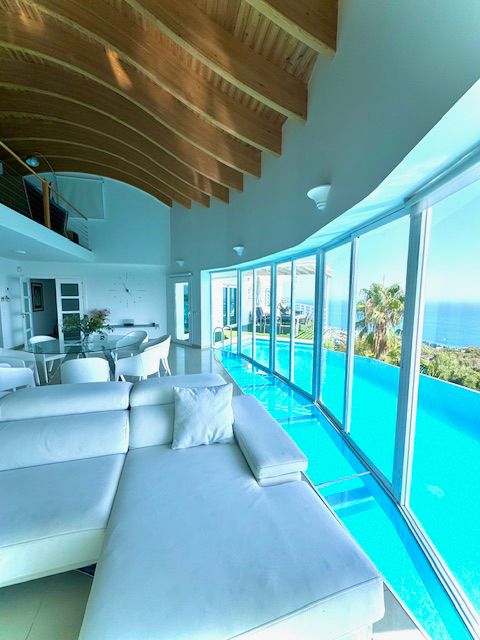 VILLA MODERNA CON PROBABLEMENTE LAS MEJORES VISTAS AL MAR Y MONTAÑA DE LA COSTA DEL SOL