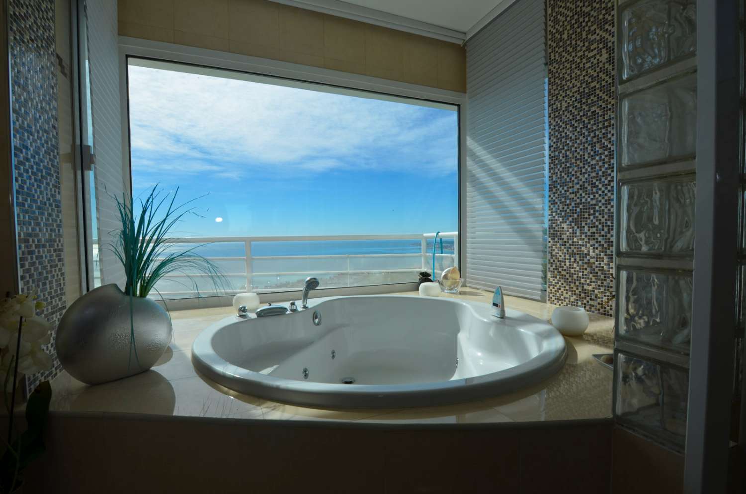 VILLA MODERNA CON PROBABLEMENTE LAS MEJORES VISTAS AL MAR Y MONTAÑA DE LA COSTA DEL SOL
