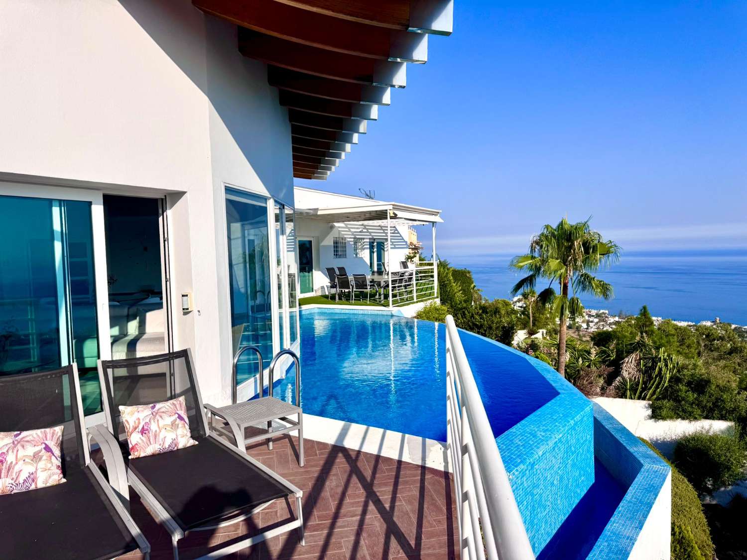 VILLA MODERNA CON PROBABLEMENTE LAS MEJORES VISTAS AL MAR Y MONTAÑA DE LA COSTA DEL SOL