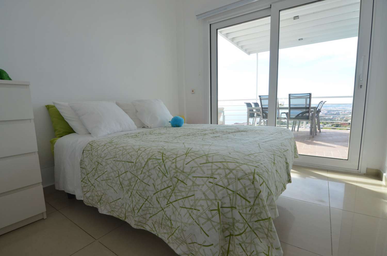 VILLA MODERNA CON PROBABLEMENTE LAS MEJORES VISTAS AL MAR Y MONTAÑA DE LA COSTA DEL SOL