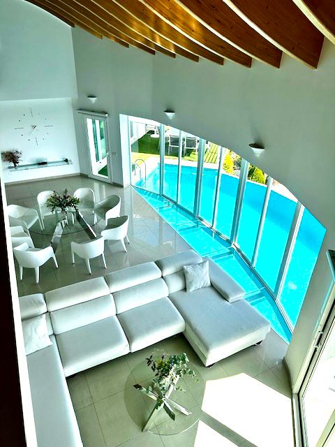 VILLA MODERNA CON PROBABLEMENTE LAS MEJORES VISTAS AL MAR Y MONTAÑA DE LA COSTA DEL SOL