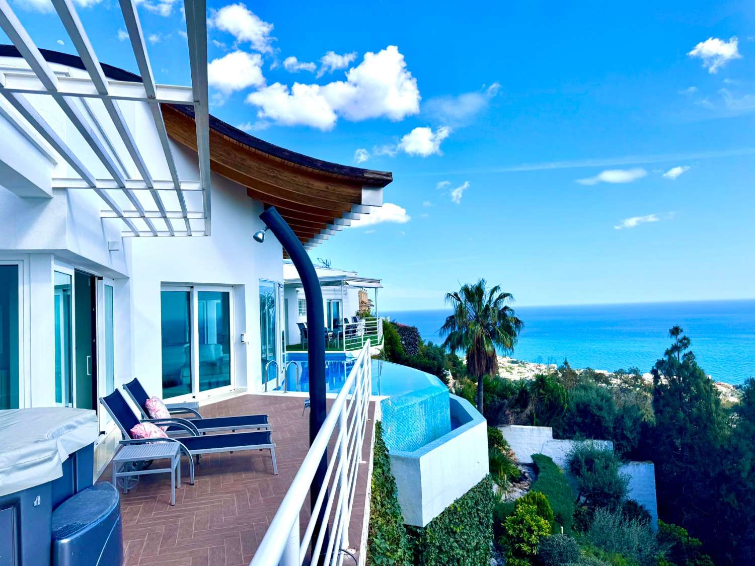 VILLA MODERNA CON PROBABLEMENTE LAS MEJORES VISTAS AL MAR Y MONTAÑA DE LA COSTA DEL SOL