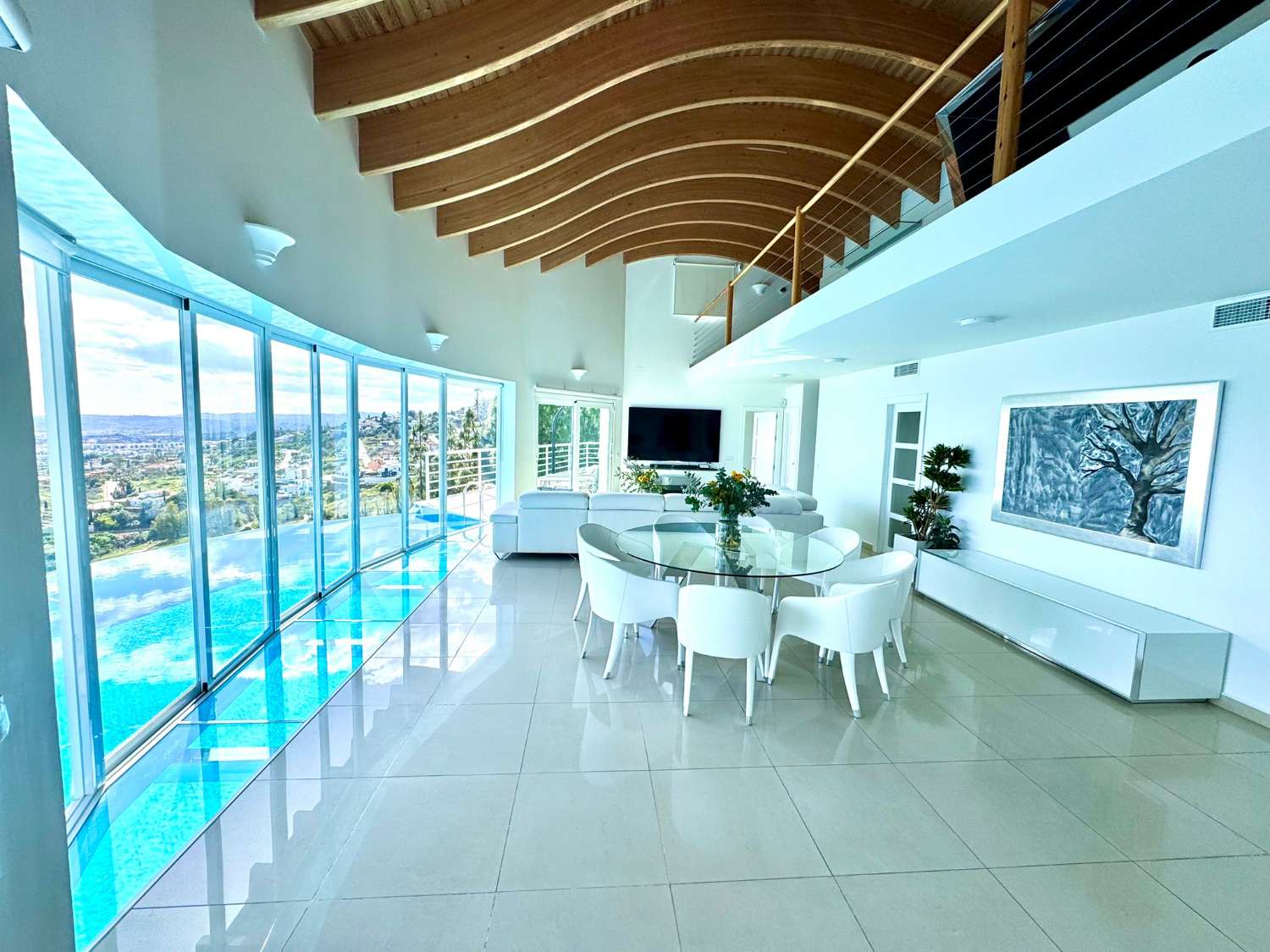 VILLA MODERNA CON PROBABLEMENTE LAS MEJORES VISTAS AL MAR Y MONTAÑA DE LA COSTA DEL SOL