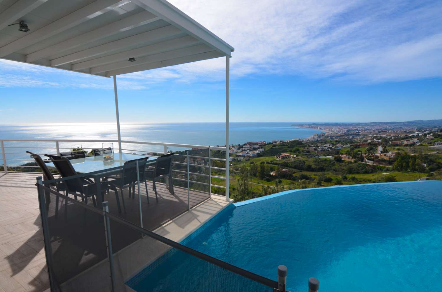 VILLA MODERNA CON PROBABLEMENTE LAS MEJORES VISTAS AL MAR Y MONTAÑA DE LA COSTA DEL SOL