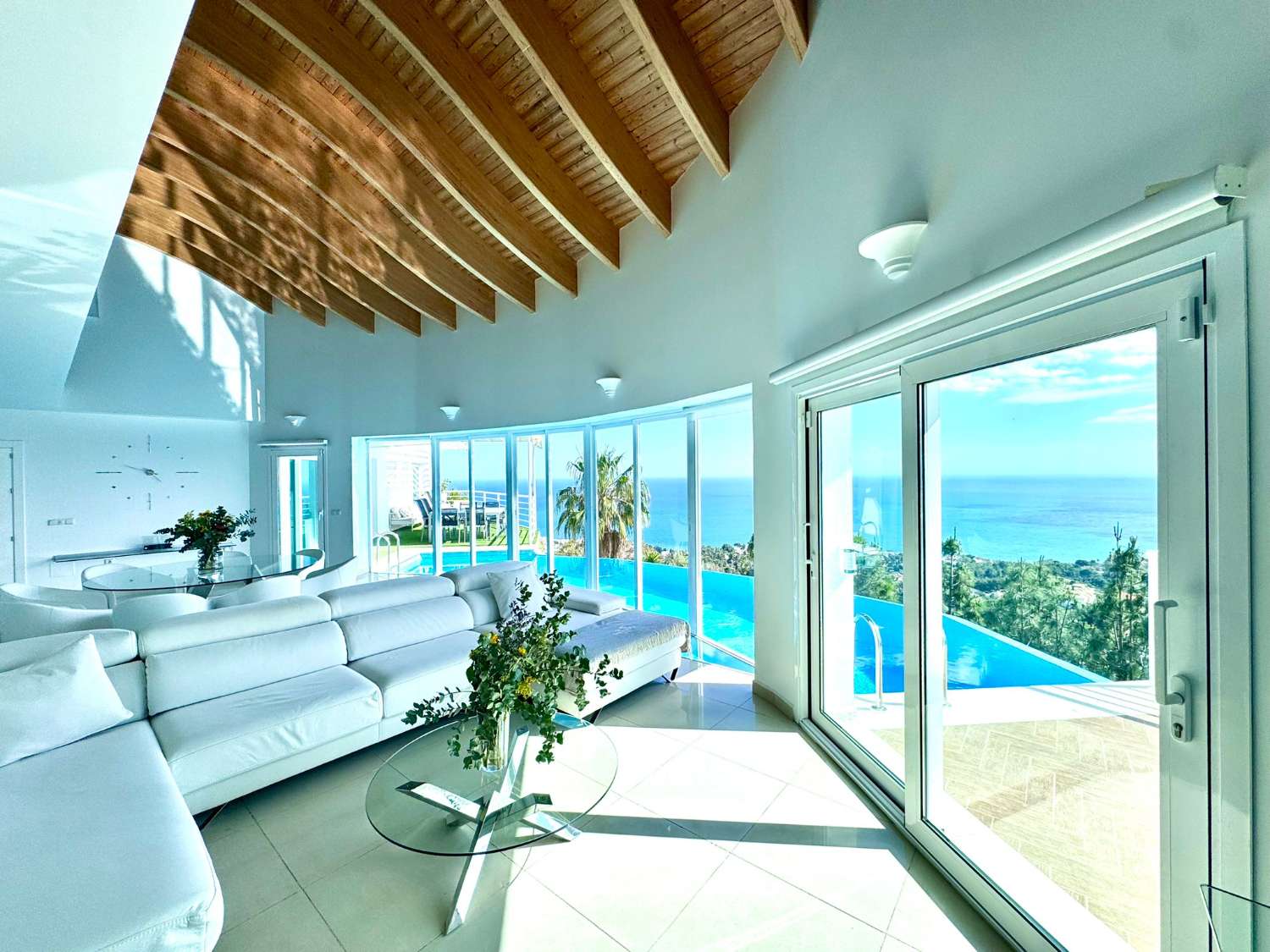 VILLA MODERNA CON PROBABLEMENTE LAS MEJORES VISTAS AL MAR Y MONTAÑA DE LA COSTA DEL SOL