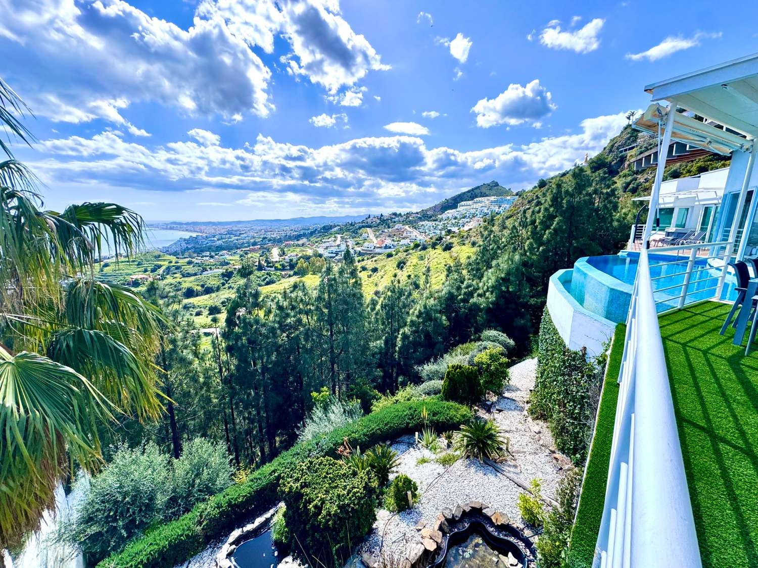 VILLA MODERNA CON PROBABLEMENTE LAS MEJORES VISTAS AL MAR Y MONTAÑA DE LA COSTA DEL SOL