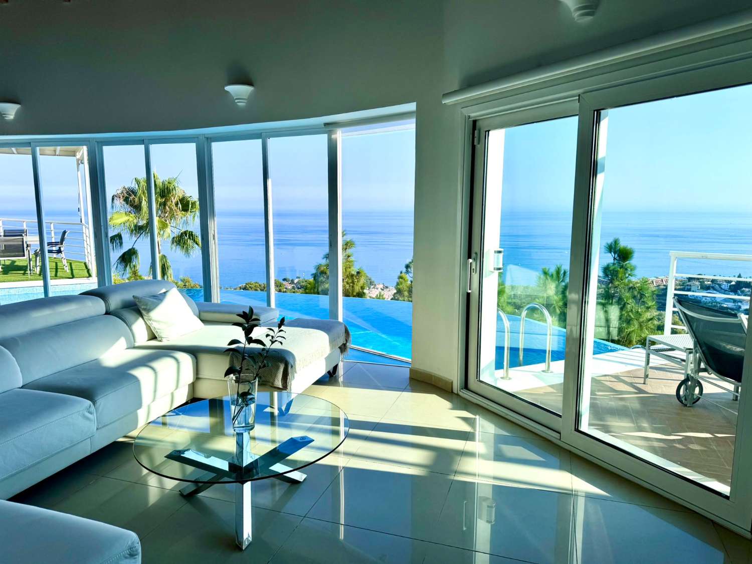 VILLA MODERNA CON PROBABLEMENTE LAS MEJORES VISTAS AL MAR Y MONTAÑA DE LA COSTA DEL SOL