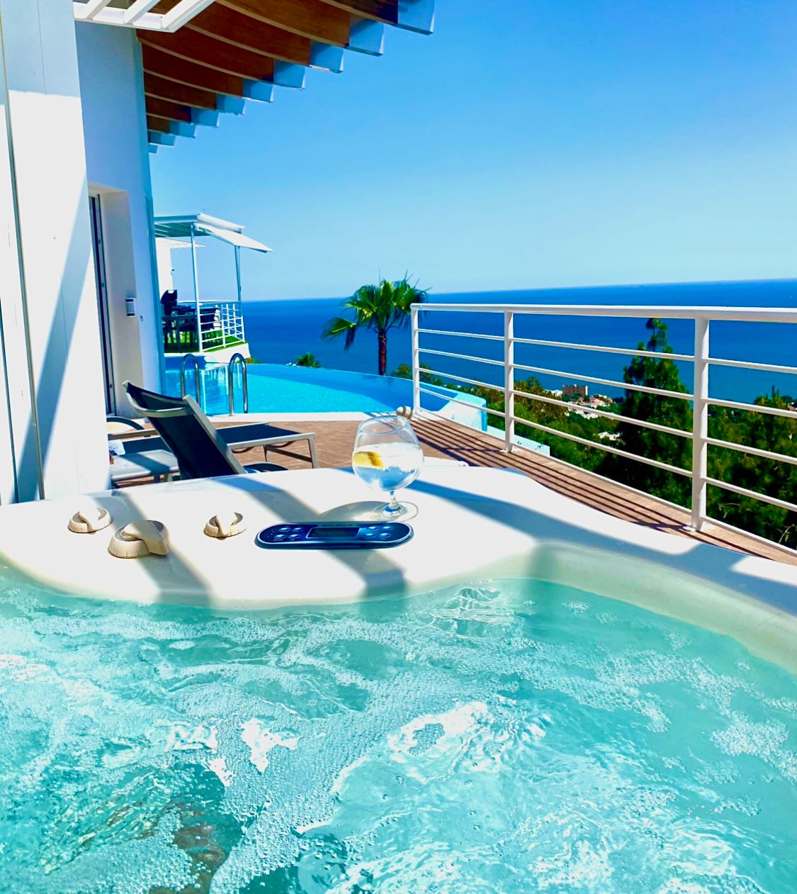 VILLA MODERNA CON PROBABLEMENTE LAS MEJORES VISTAS AL MAR Y MONTAÑA DE LA COSTA DEL SOL