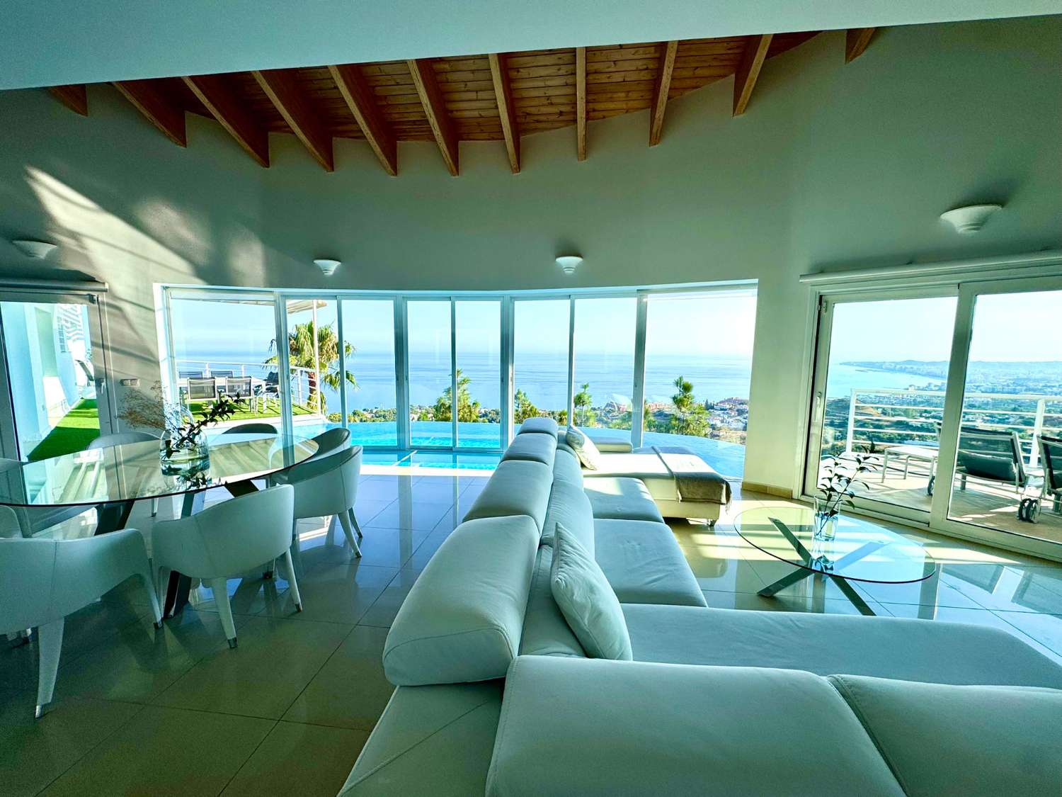 VILLA MODERNA CON PROBABLEMENTE LAS MEJORES VISTAS AL MAR Y MONTAÑA DE LA COSTA DEL SOL