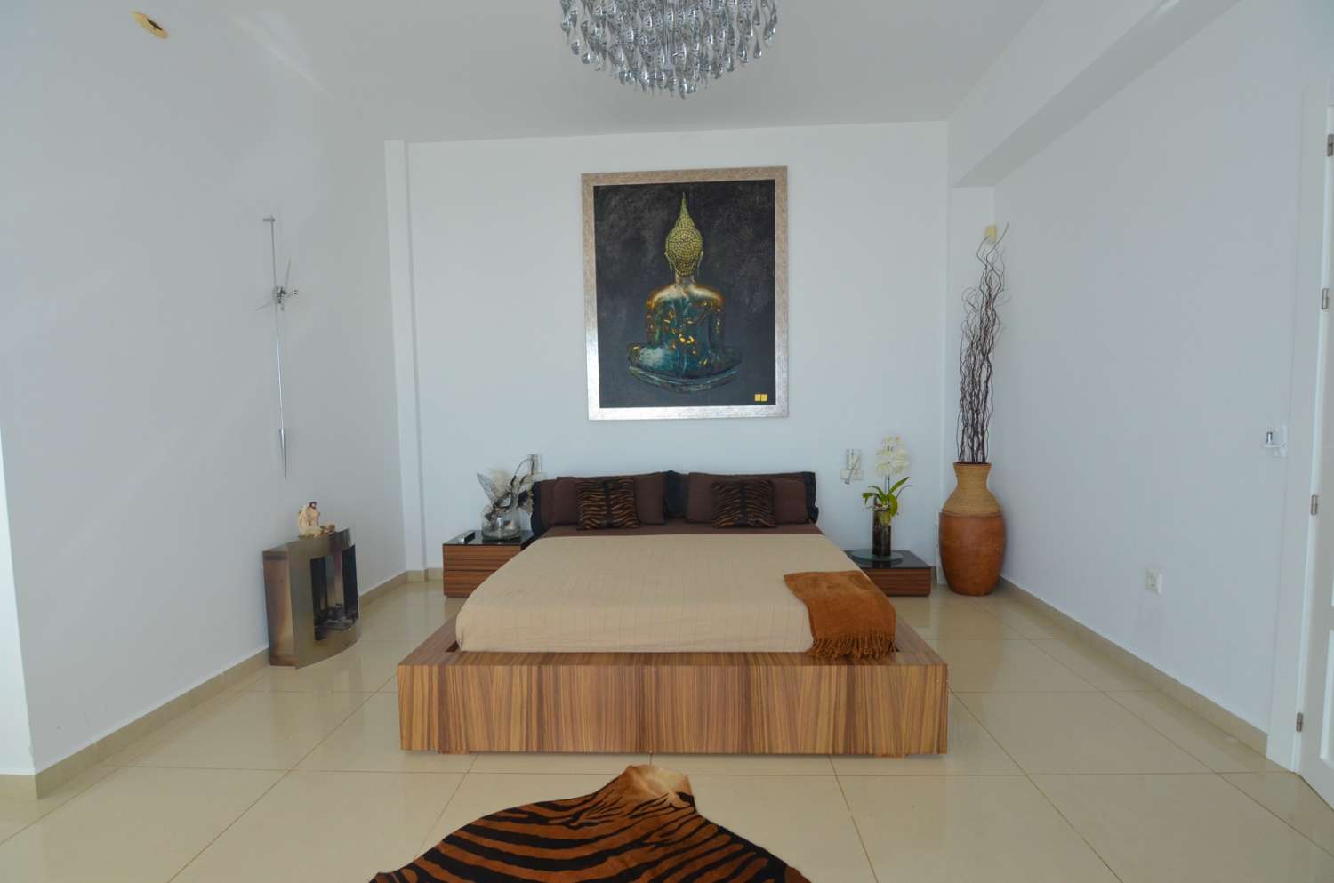 VILLA MODERNA CON PROBABLEMENTE LAS MEJORES VISTAS AL MAR Y MONTAÑA DE LA COSTA DEL SOL