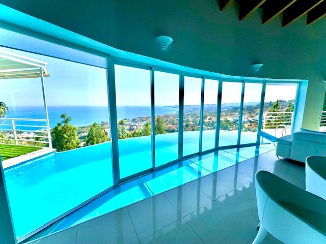 VILLA MODERNA CON PROBABLEMENTE LAS MEJORES VISTAS AL MAR Y MONTAÑA DE LA COSTA DEL SOL