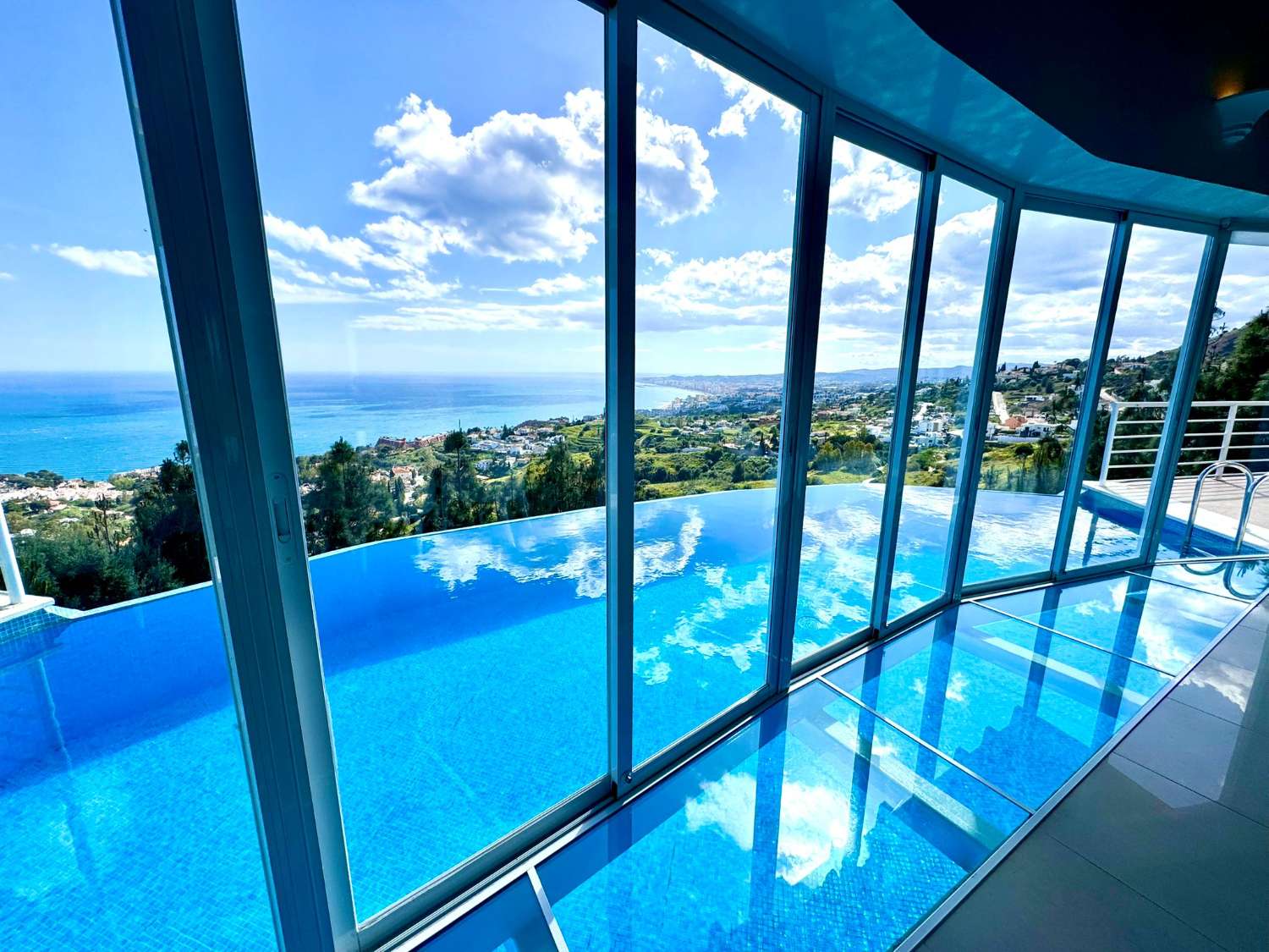 VILLA MODERNA CON PROBABLEMENTE LAS MEJORES VISTAS AL MAR Y MONTAÑA DE LA COSTA DEL SOL