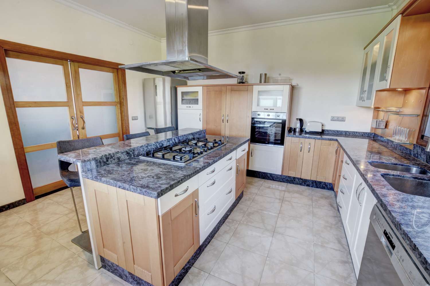 VILLA CON UBICACION INMEJORABLE CON BONITAS VISTAS AL MAR