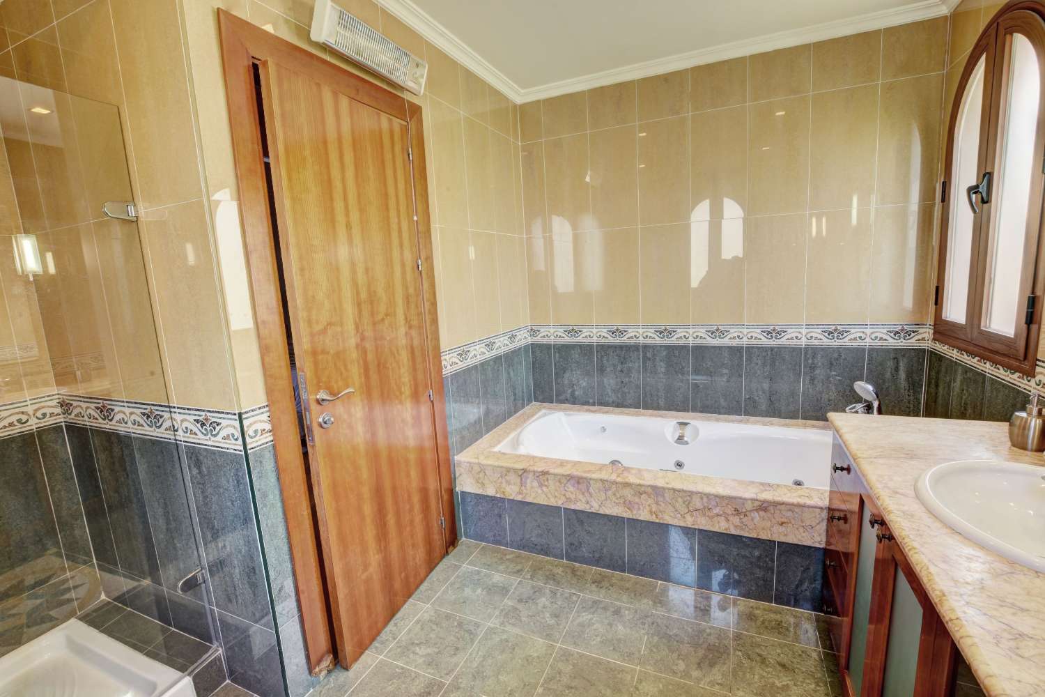 VILLA CON UBICACION INMEJORABLE CON BONITAS VISTAS AL MAR