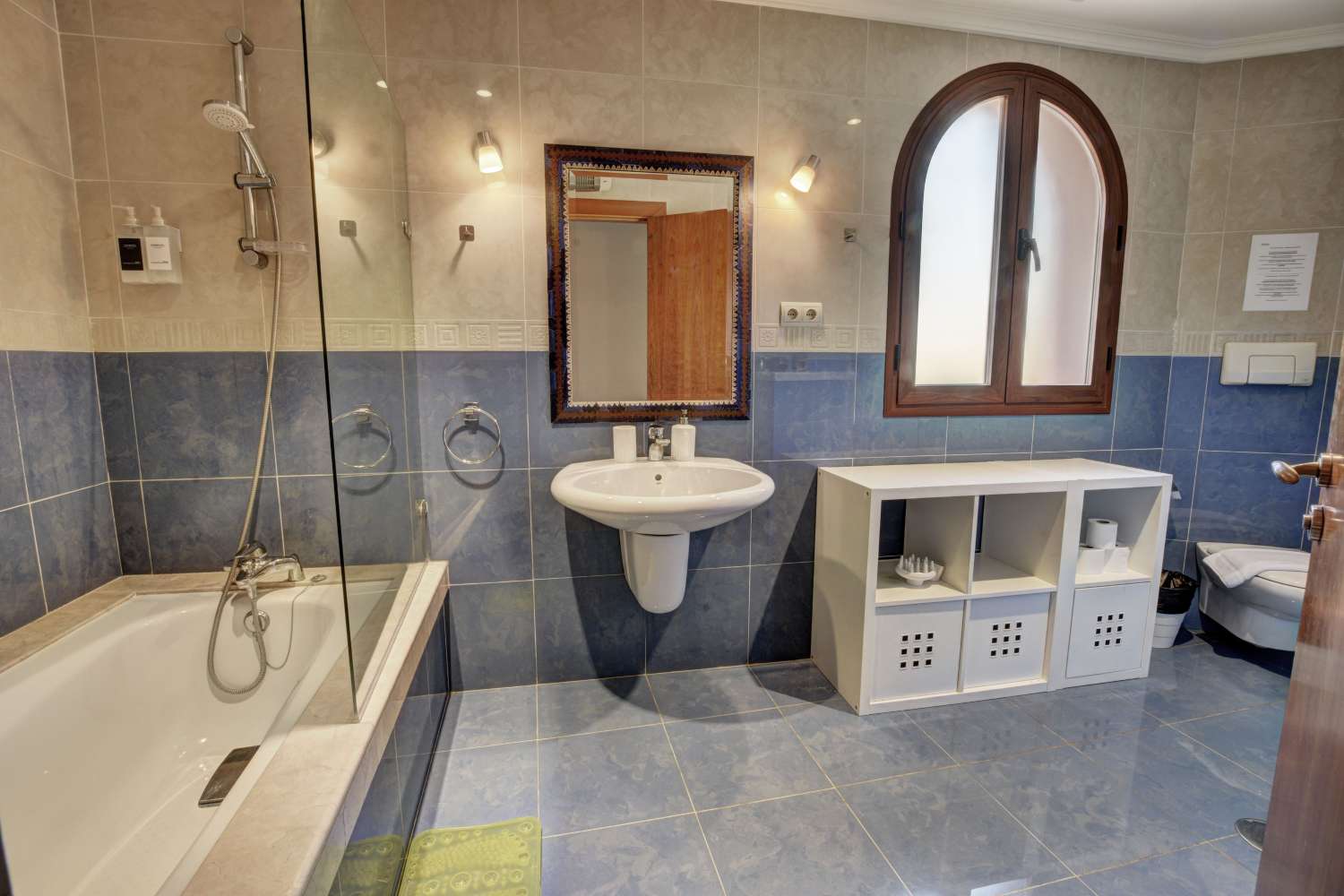 VILLA CON UBICACION INMEJORABLE CON BONITAS VISTAS AL MAR