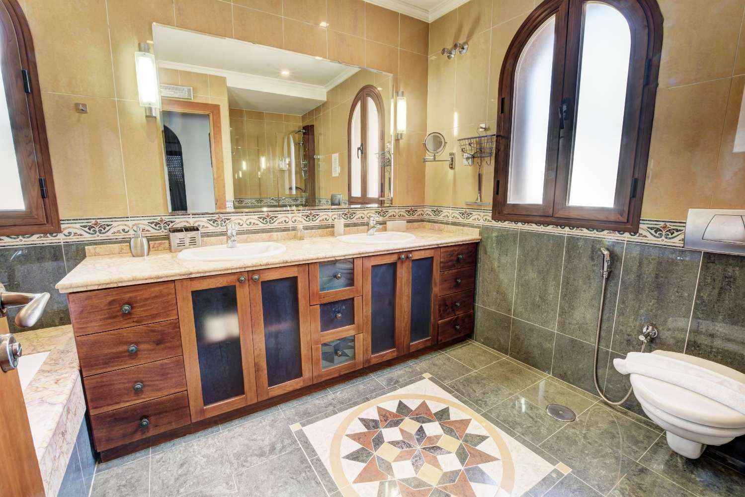 VILLA CON UBICACION INMEJORABLE CON BONITAS VISTAS AL MAR