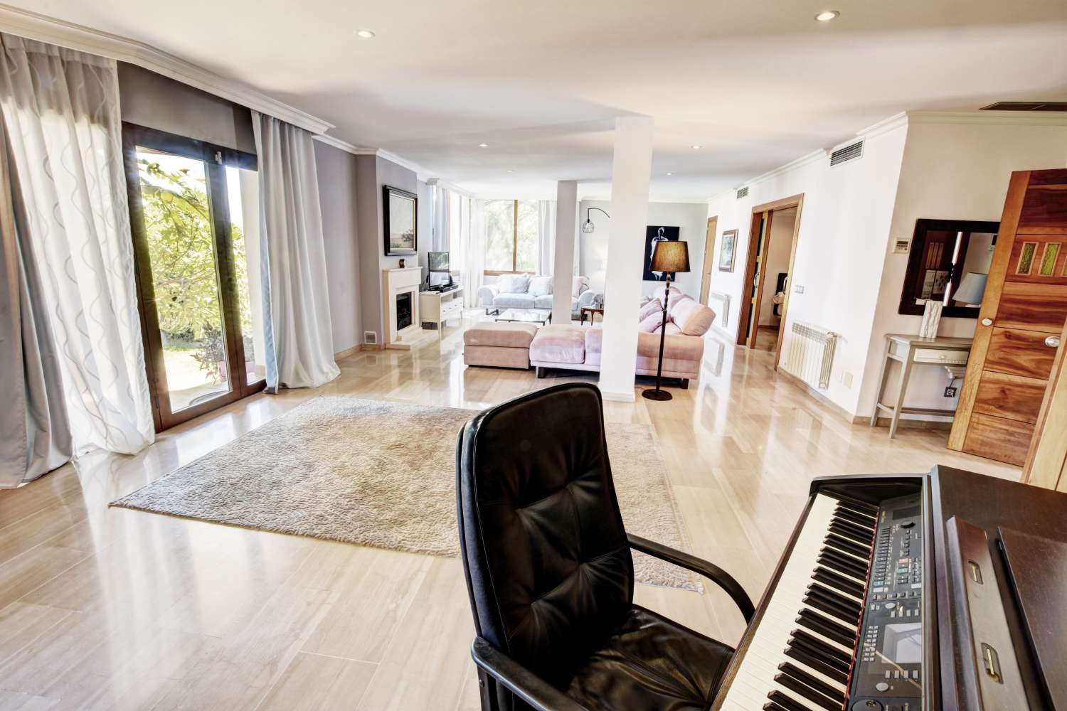 VILLA CON UBICACION INMEJORABLE CON BONITAS VISTAS AL MAR