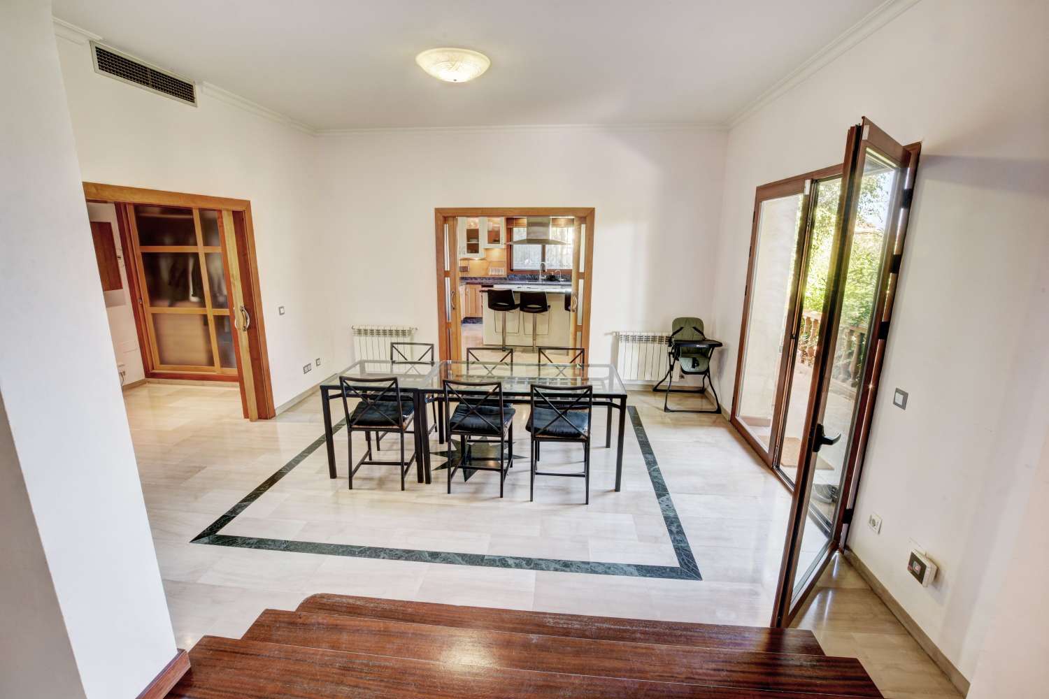 VILLA CON UBICACION INMEJORABLE CON BONITAS VISTAS AL MAR