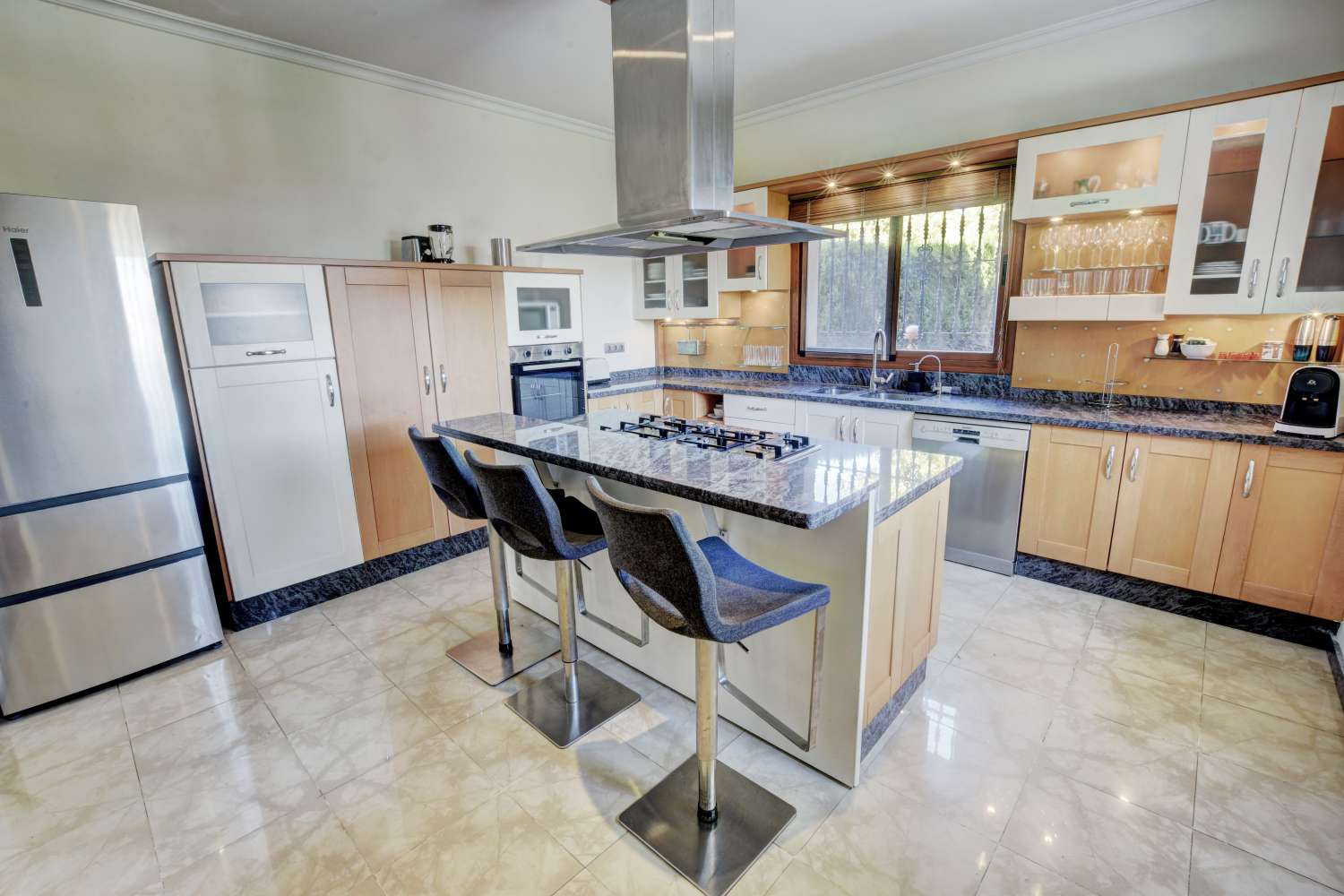 VILLA CON UBICACION INMEJORABLE CON BONITAS VISTAS AL MAR