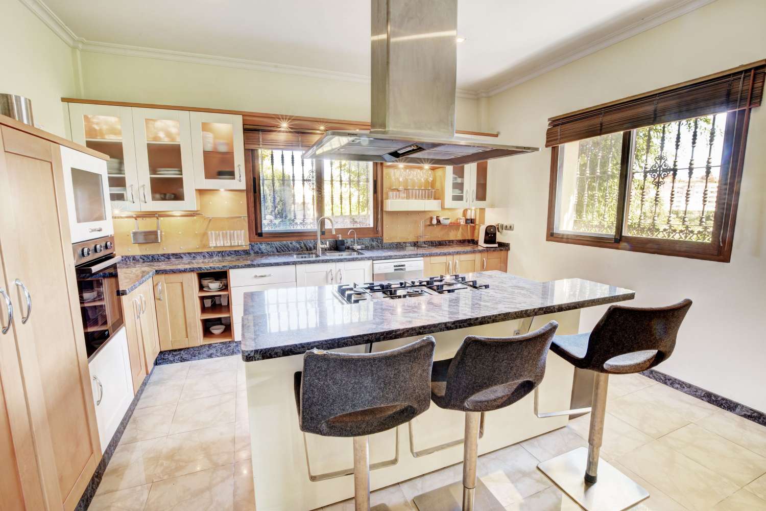 VILLA CON UBICACION INMEJORABLE CON BONITAS VISTAS AL MAR