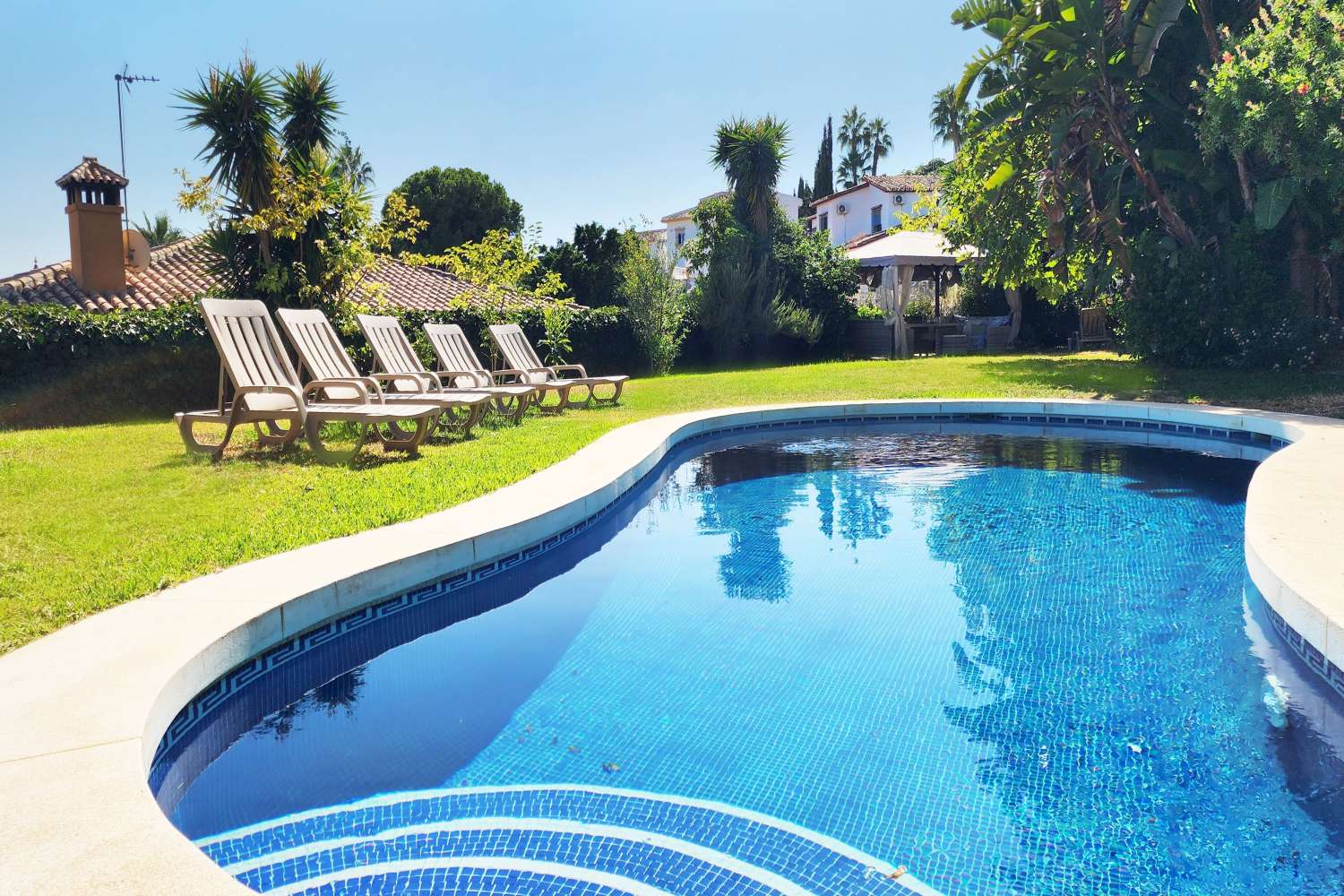 VILLA CON UBICACION INMEJORABLE CON BONITAS VISTAS AL MAR